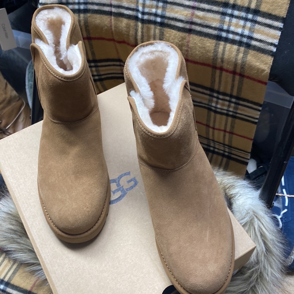 Ugg - Picture 3 of 9